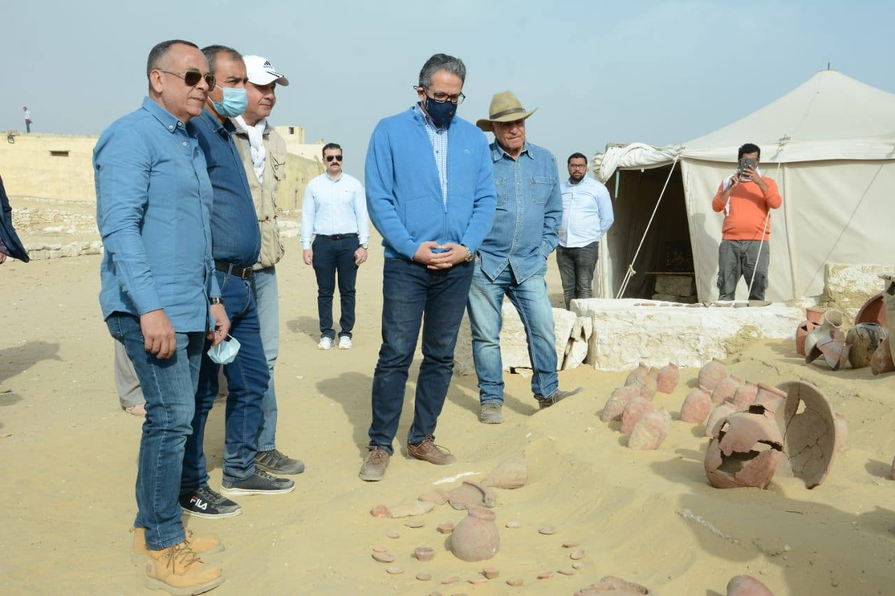 العنانى وحواس ووزيرى بجولة على كشف أثرى كبير بجبانة سقارة الأثرية