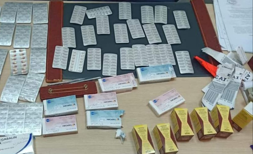 ضبط شرائط الترامادول بملابس راكب بمطار القاهرة