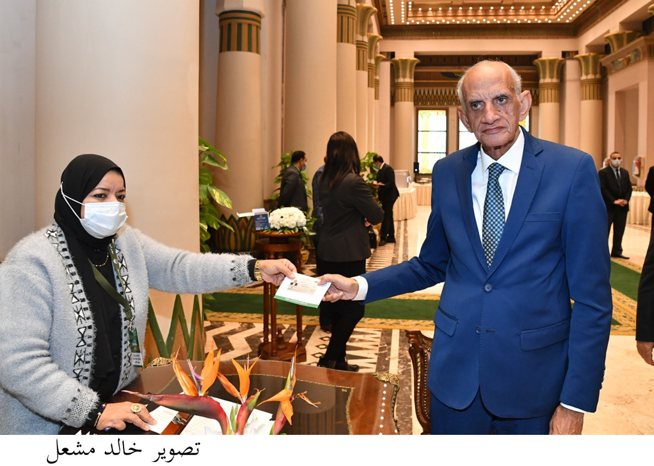أعضاء مجلس النواب يتسلمون كارنيهات العضوية