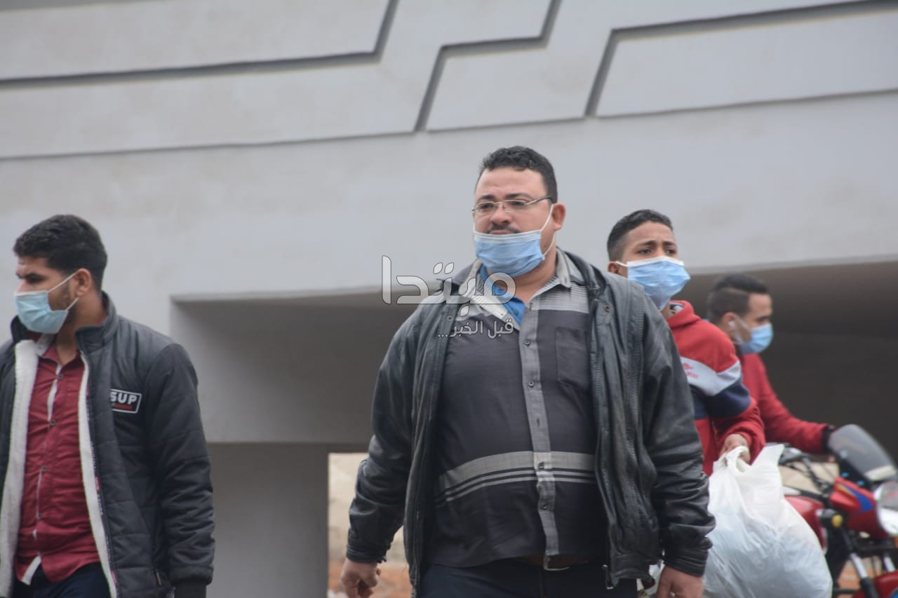 المصريون يرتدون الكمامة
