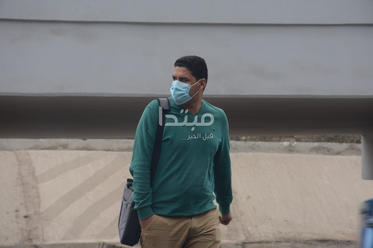 المصريون يرتدون الكمامة