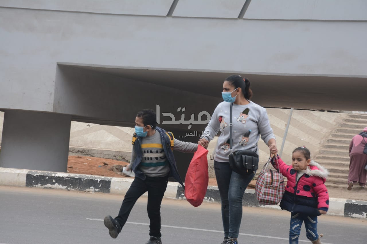 المصريون يرتدون الكمامة