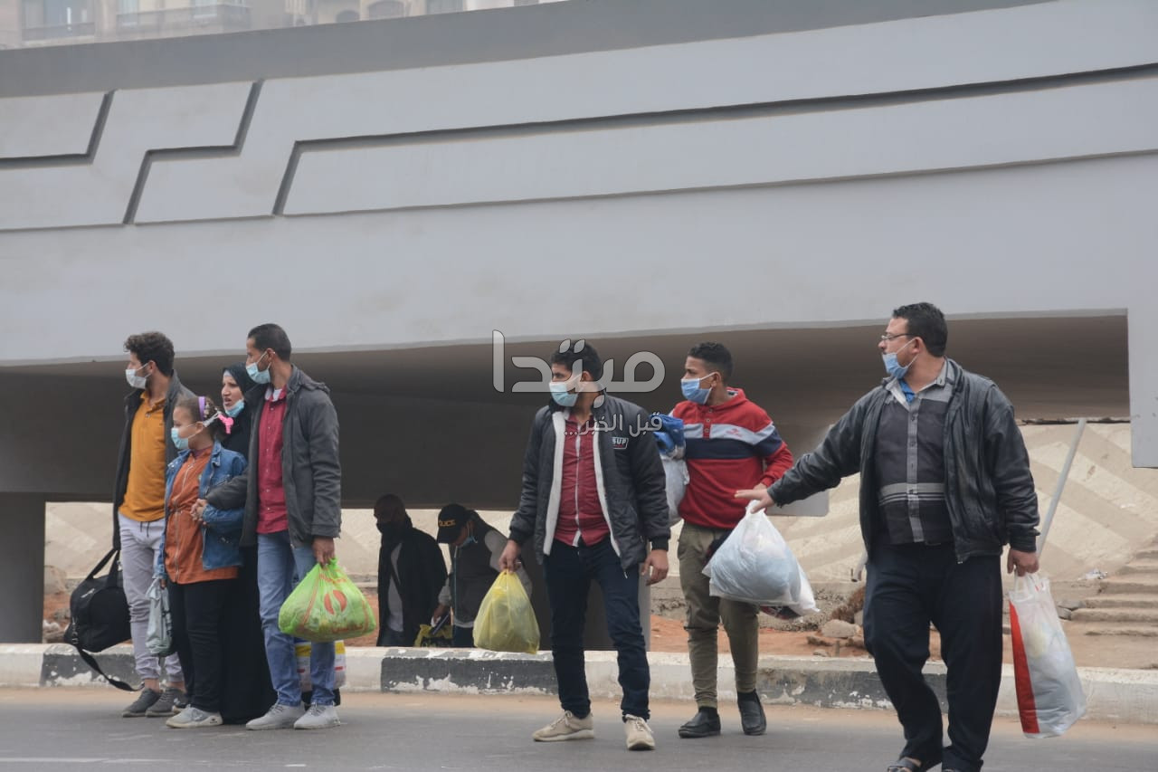 المصريون يرتدون الكمامة