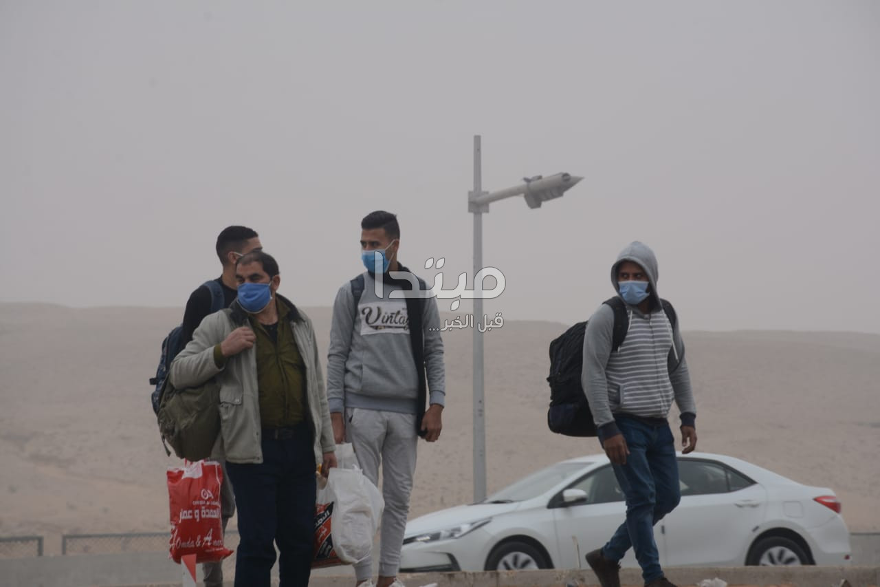 المصريون يرتدون الكمامة