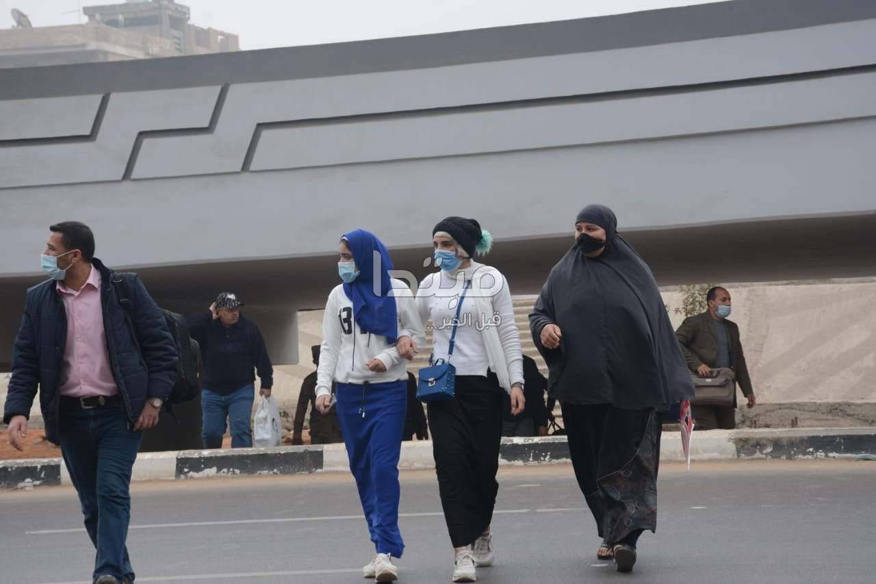 المصريون يرتدون الكمامة