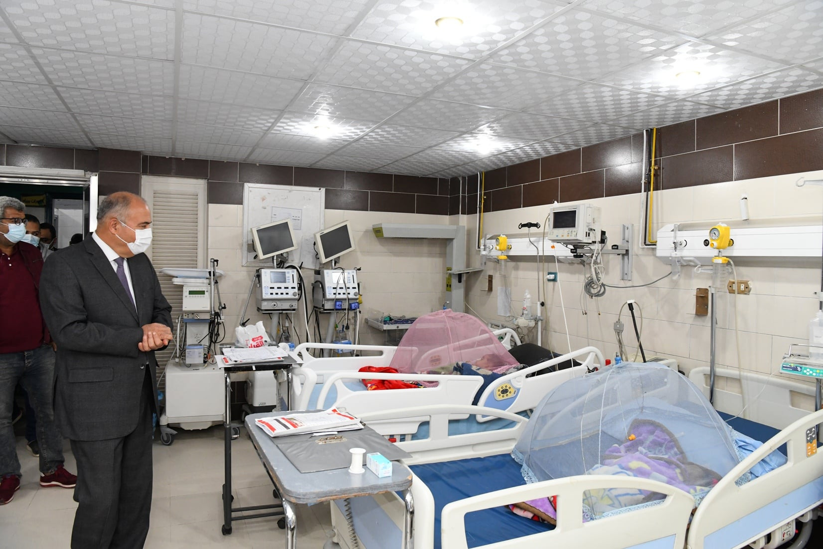 محافظ قنا يزور مستشفى قنا العام