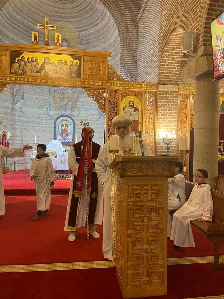أسقف هولندا يصلى قداس عيد الغطاس المجيد