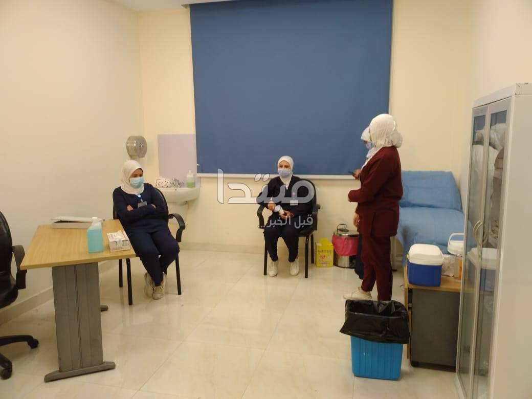 تلقى لقاح كورونا بمستشفى أبو خليفة