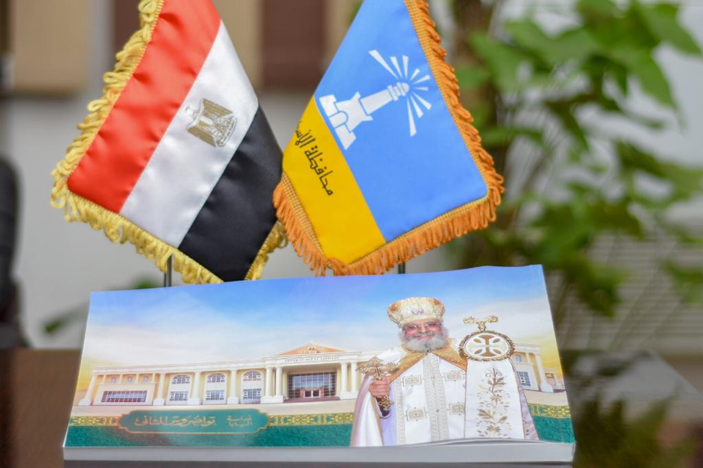 هدية البابا تواضروس لمحافظ الإسكندرية