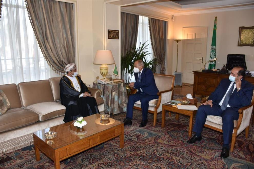 سفيرعمان بالقاهرة يقدم أوراق اعتماده