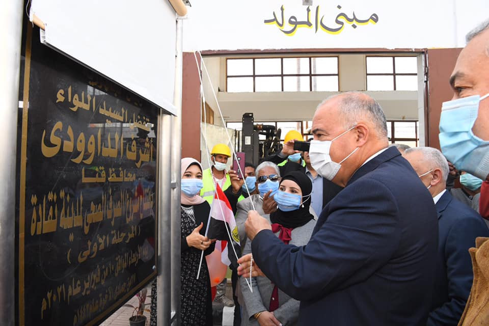محافظ قنا