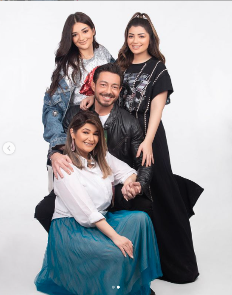 ليلى احمد زاهر رفقة عائلتها