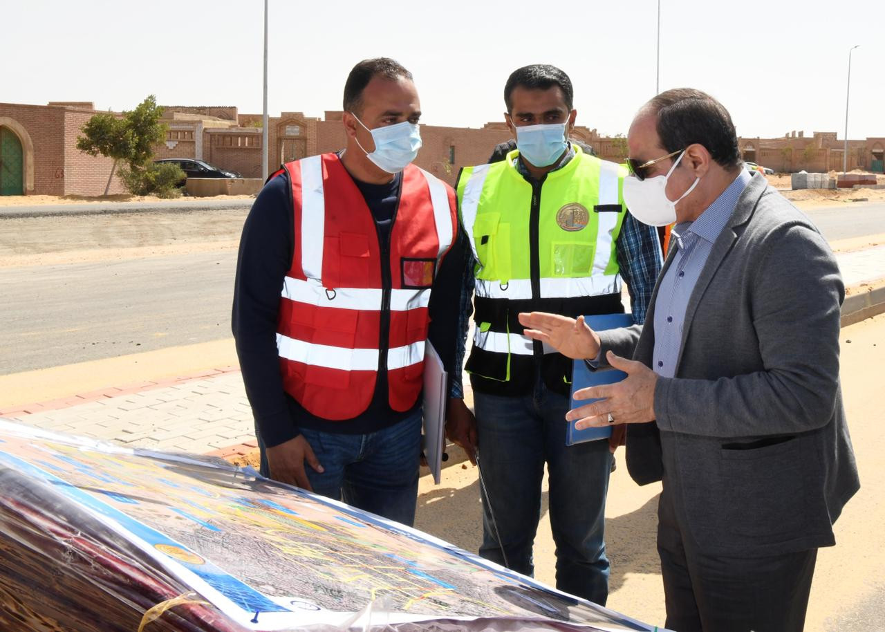 السيسى يتفقد الأعمال الانشائية الخاصة بتطوير شبكة الطرق والمحاور بالقا