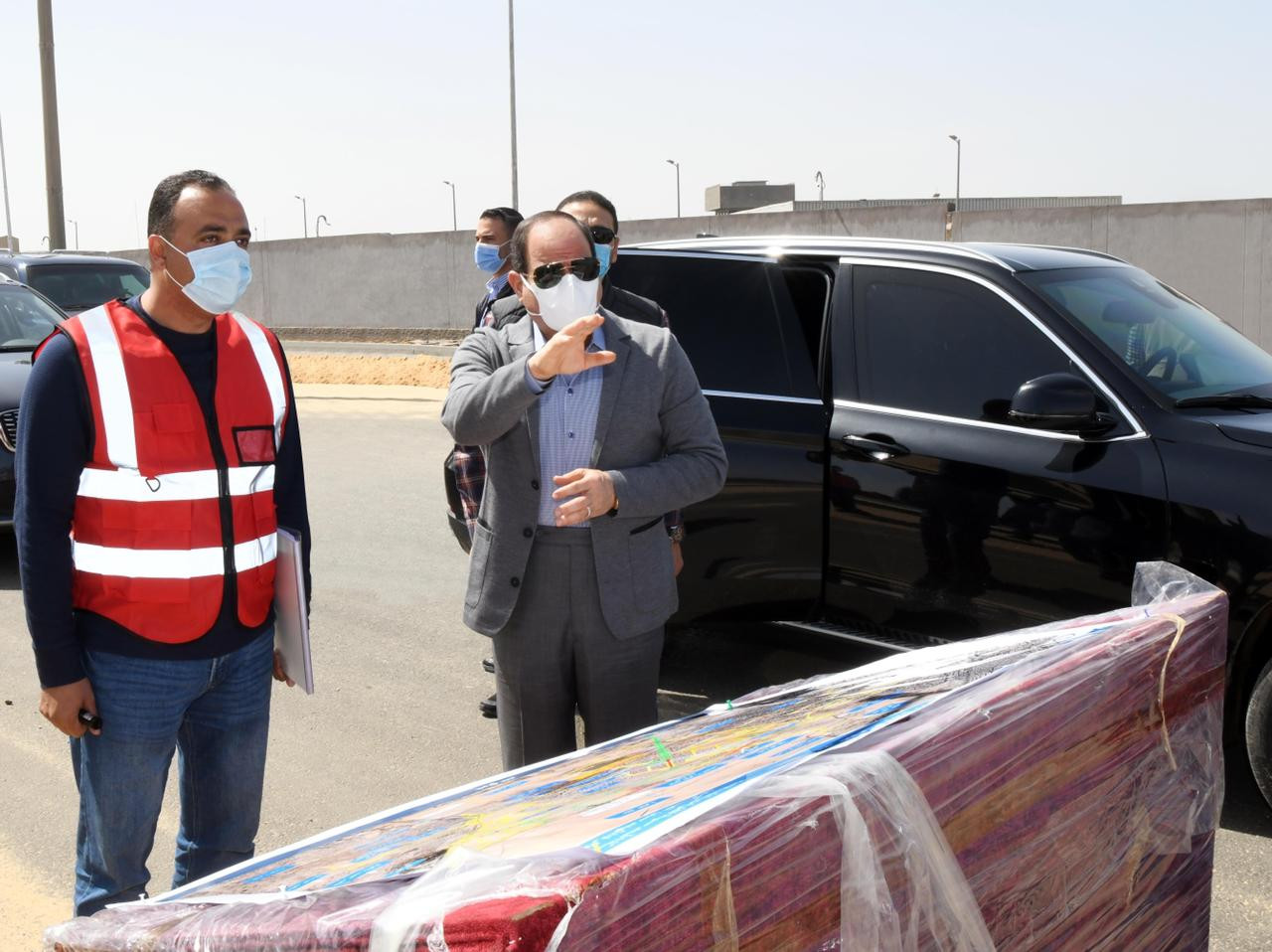 السيسى يتفقد الأعمال الانشائية الخاصة بتطوير شبكة الطرق والمحاور بالقا