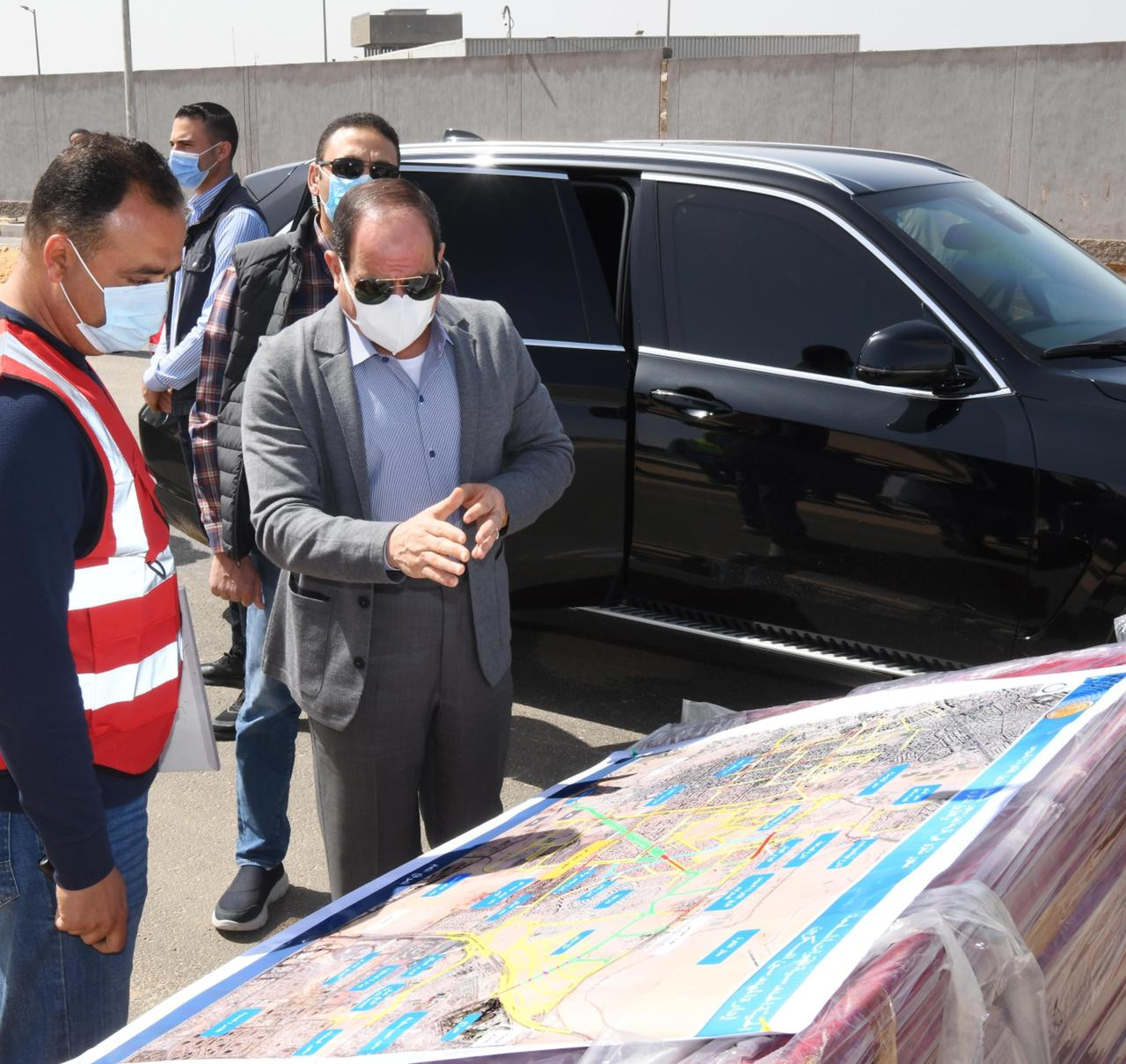 السيسى يتفقد الأعمال الانشائية الخاصة بتطوير شبكة الطرق والمحاور بالقا