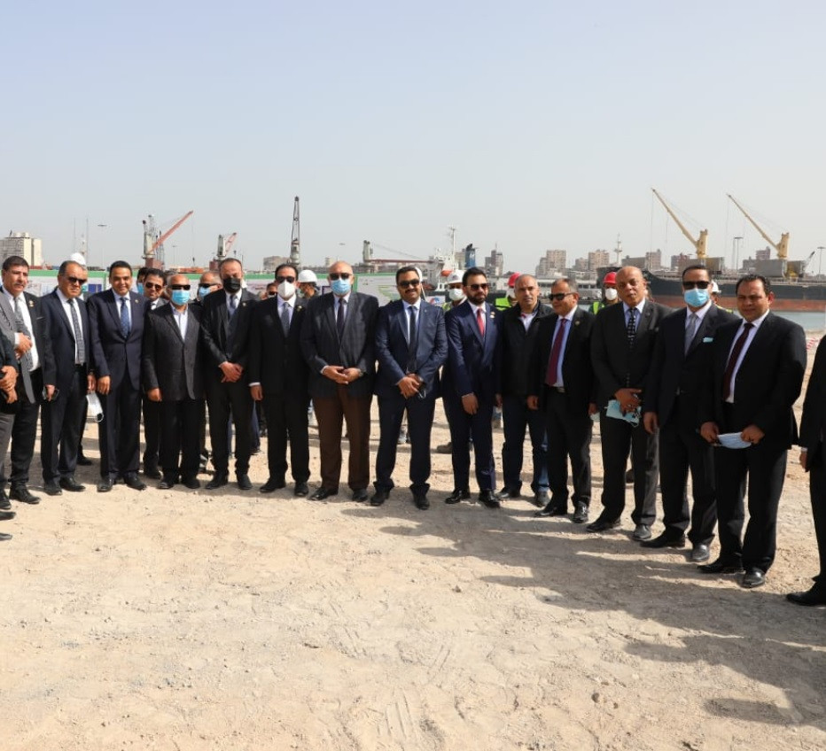 وزير النقل فى ميناء الإسكندرية
