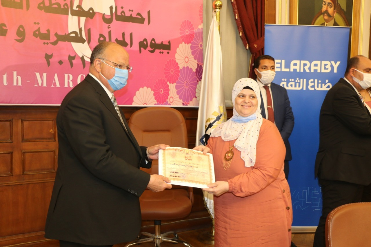 محافظ القاهرة يكرم الأمهات المثاليات فى العاصمة