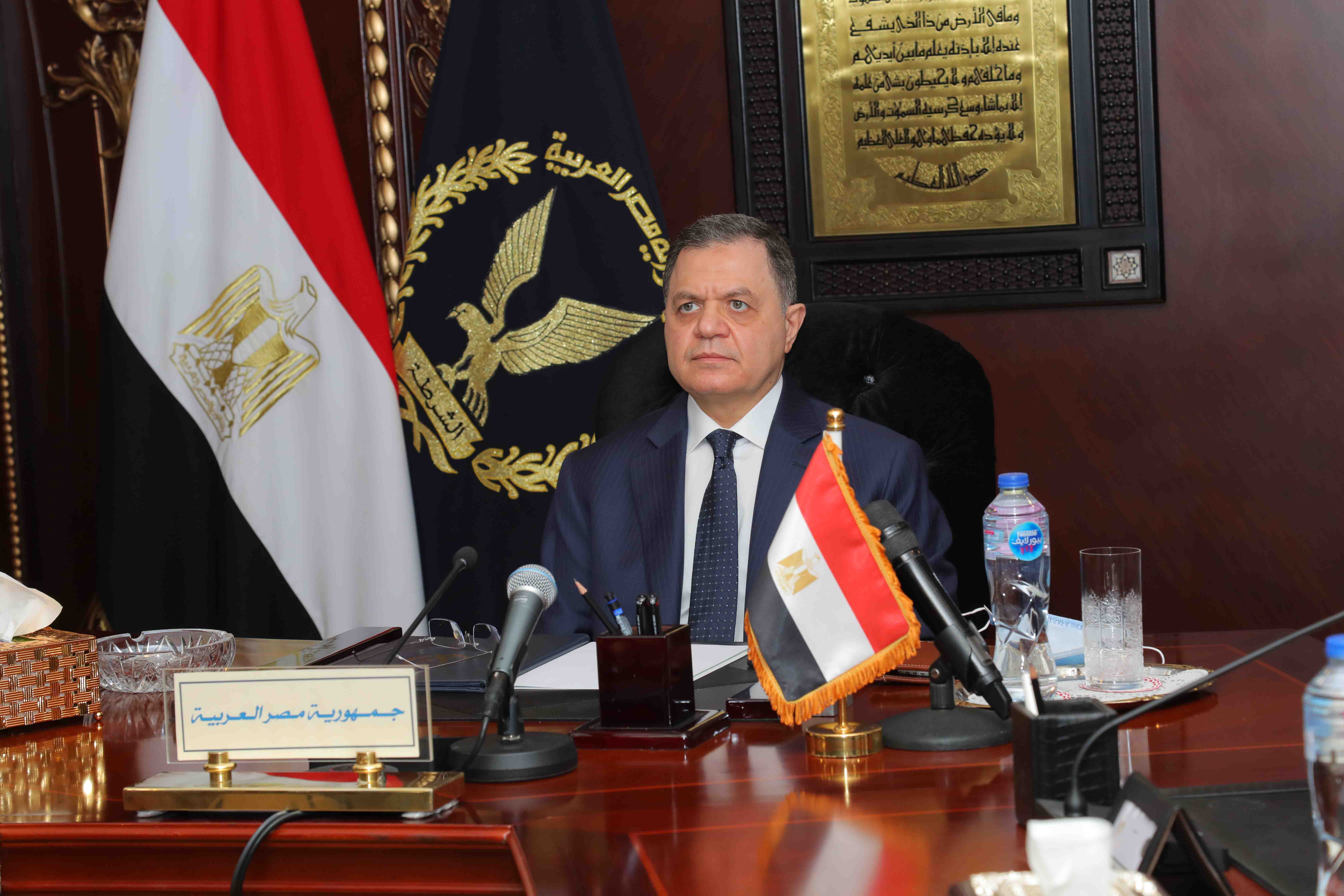 وزير الداخلية يهنئ وزير الدفاع ورئيس الأركان بيوم الشهيد