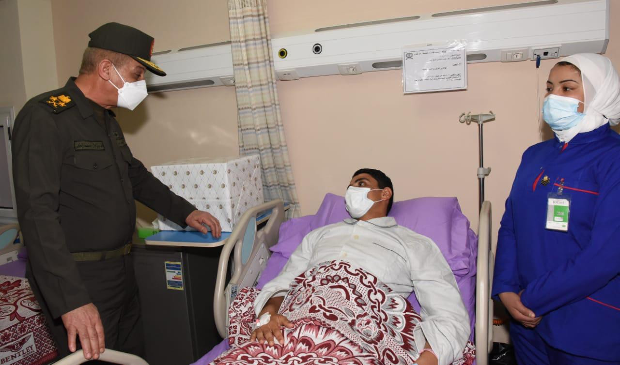 وزير الدفاع خلال الزيارة