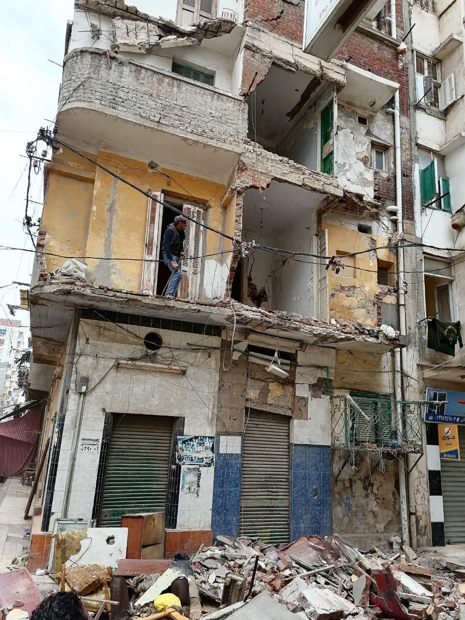 إزالة أجزاء من عقارات قديمة بالإسكندرية