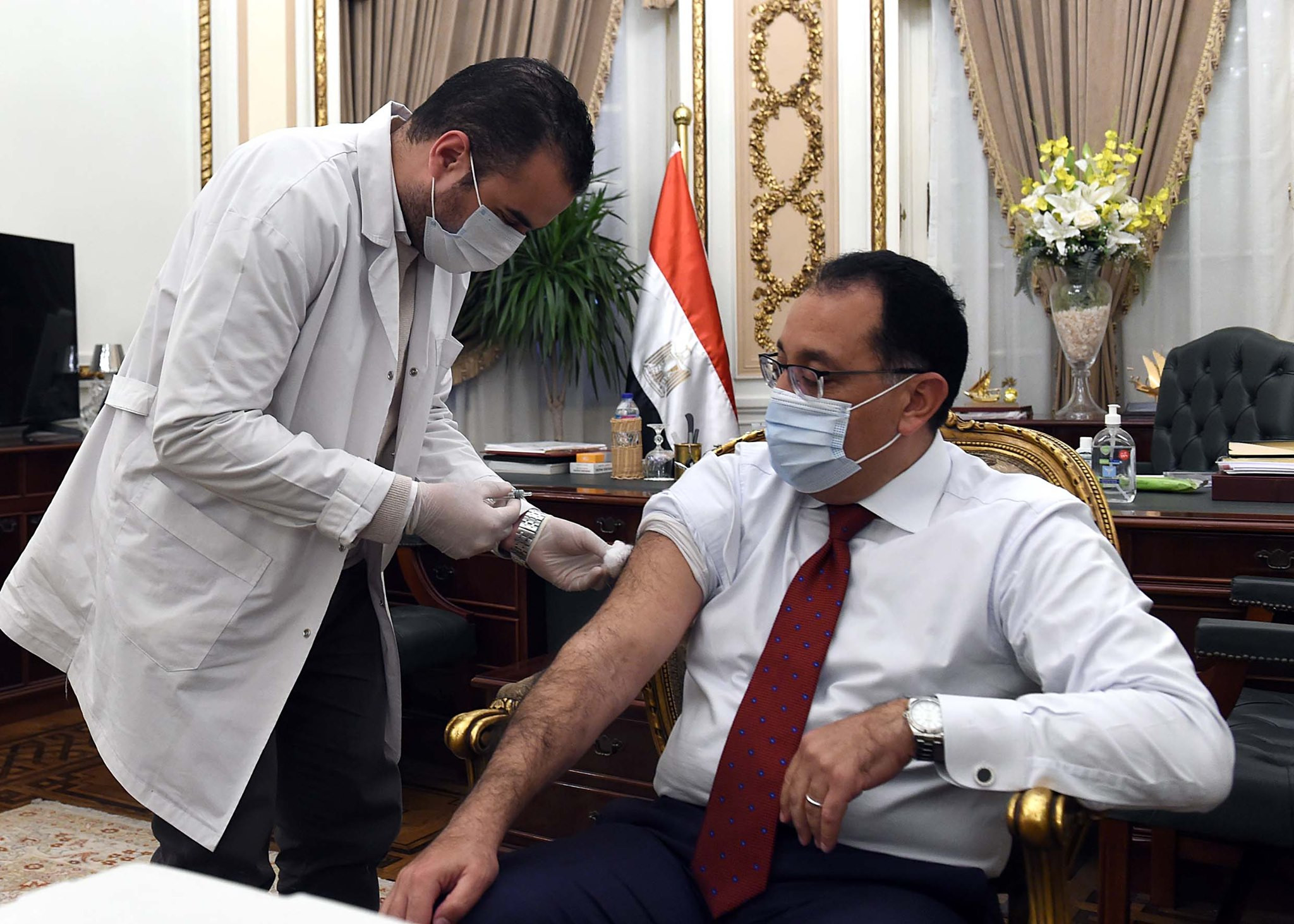 مدبولى يتلقى لقاح كورونا