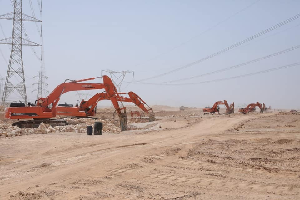 وزير النقل يتفقد المشروع
