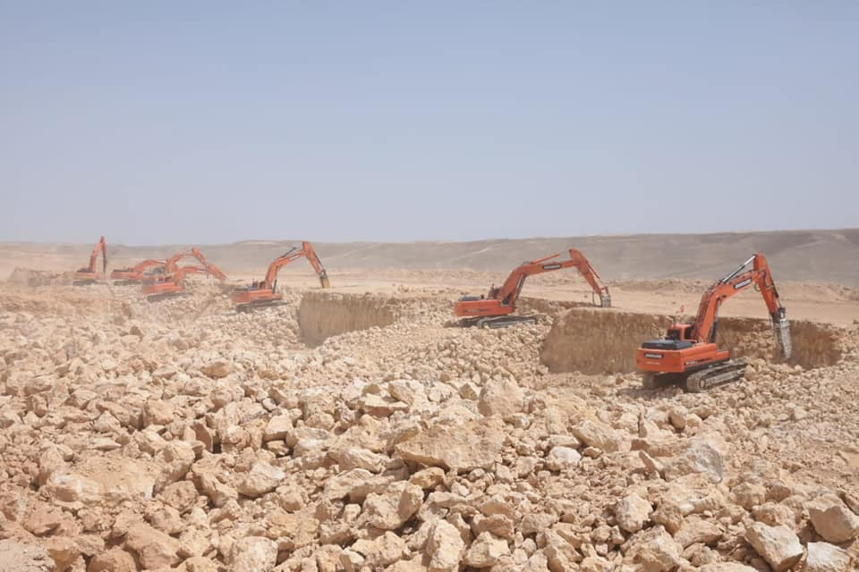 وزير النقل يتفقد المشروع