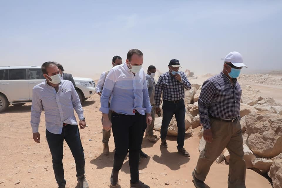 وزير النقل يتفقد المشروع