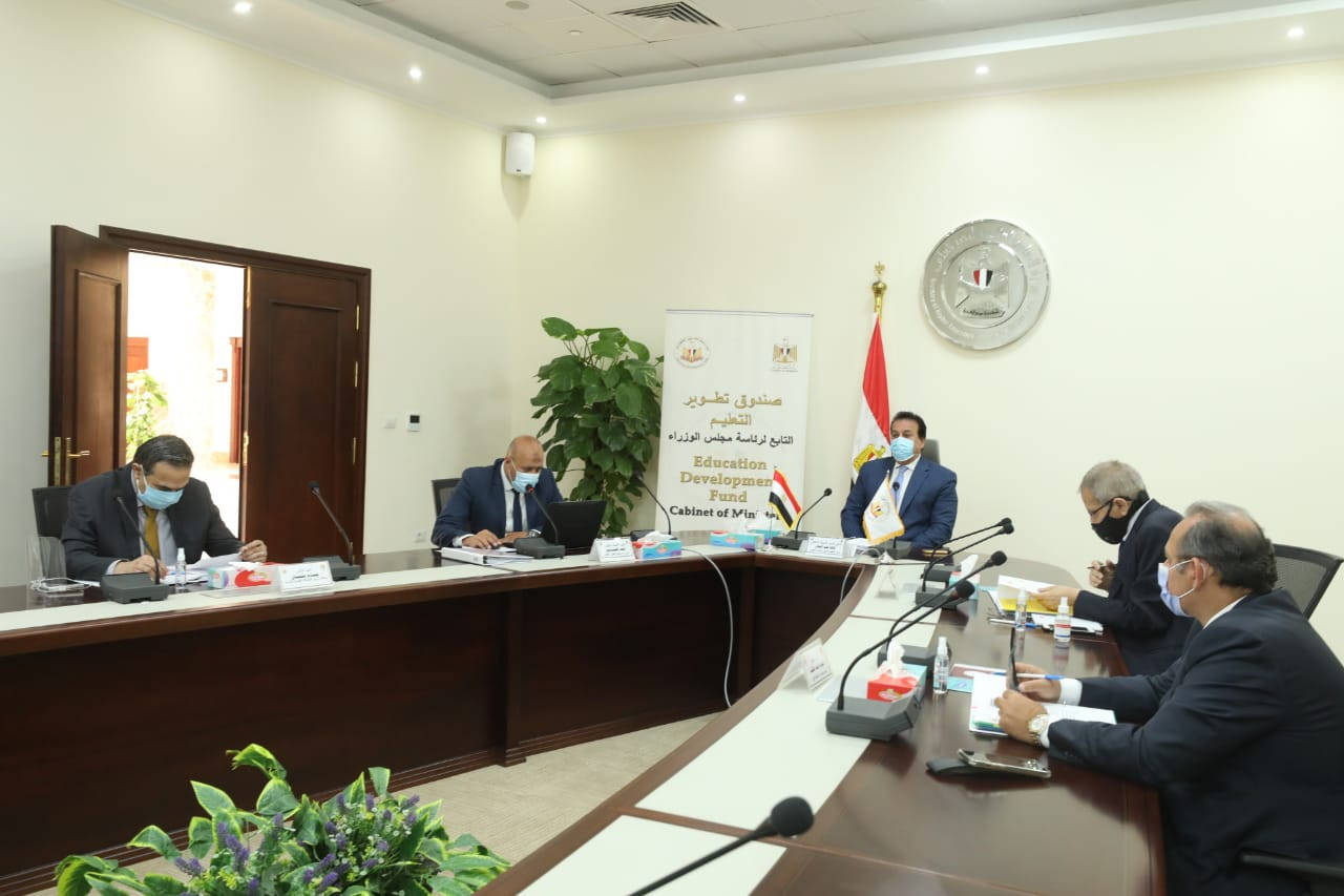 الوزير خالد عبد الغفار أثناء الاجتماع