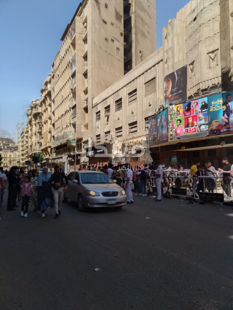 ازدحام شديد أمام دور السينما بوسط البلد