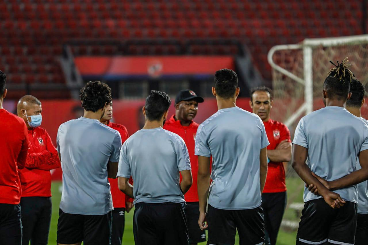 الأهلى يؤدى مرانه الختامى
