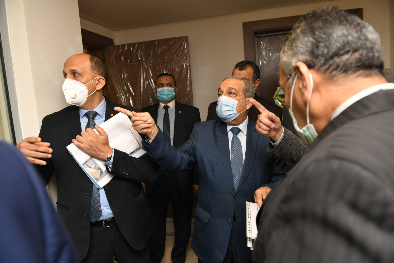 وزير الإنتاج الحربى يتابع العمل بمبنى الوزارة بالعاصمة الإدارية