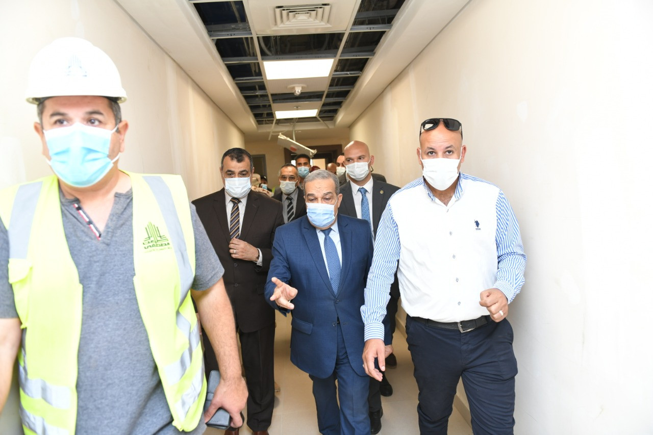 وزير الإنتاج الحربى يتابع العمل بمبنى الوزارة بالعاصمة الإدارية