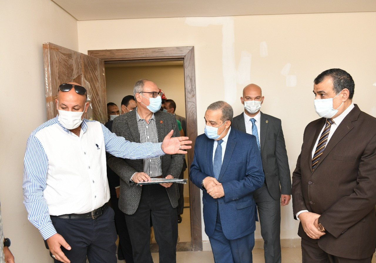 وزير الإنتاج الحربى يتابع العمل بمبنى الوزارة بالعاصمة الإدارية