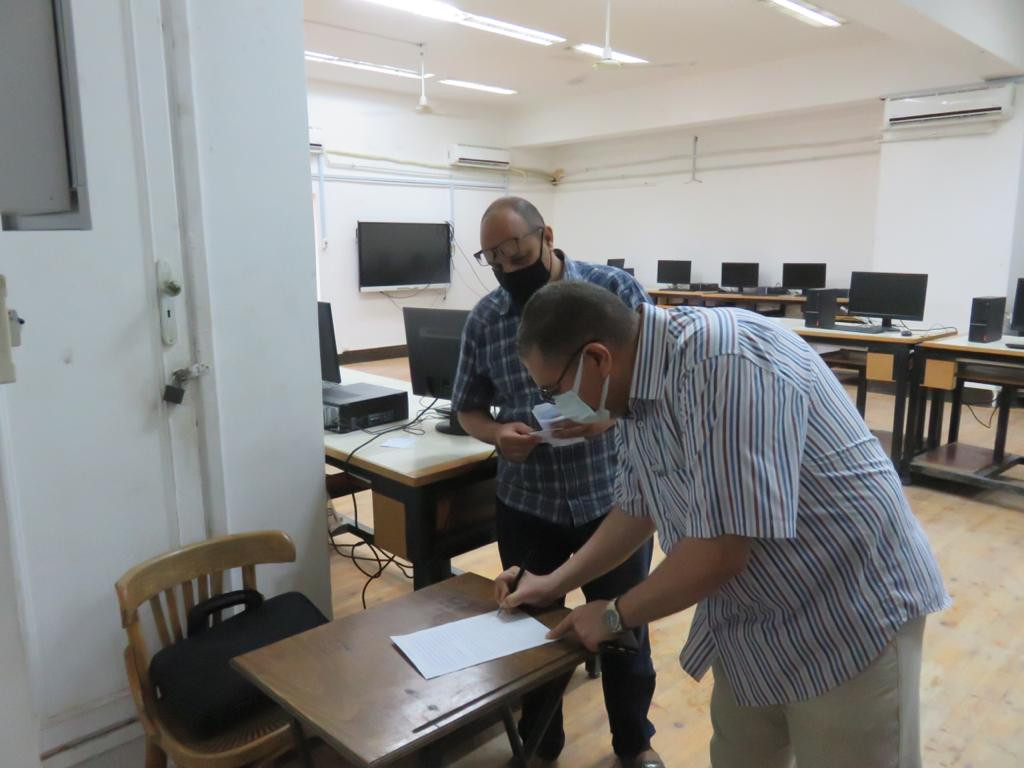 تلقى لقاح كورونا بجامعة الإسكندرية