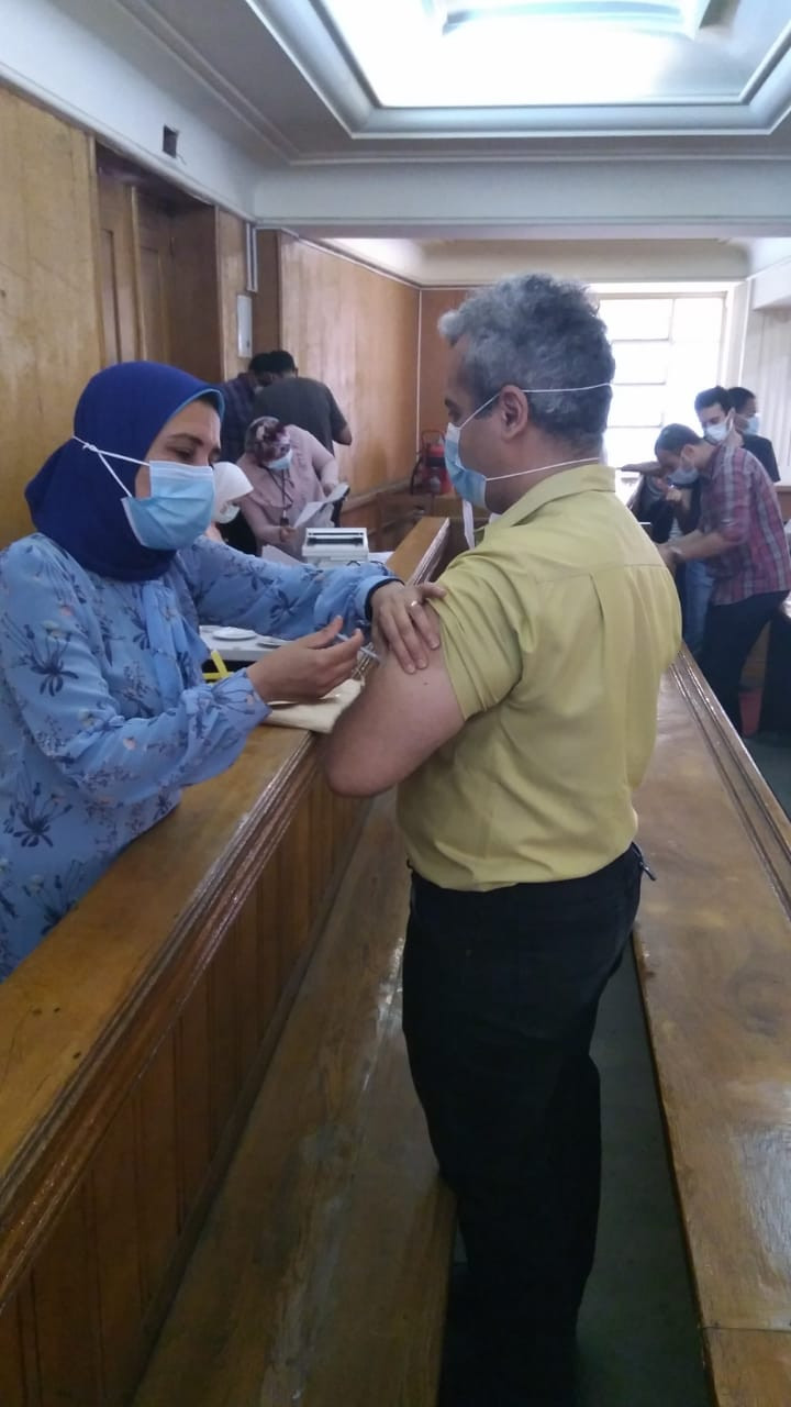 تلقى لقاح كورونا بجامعة الإسكندرية