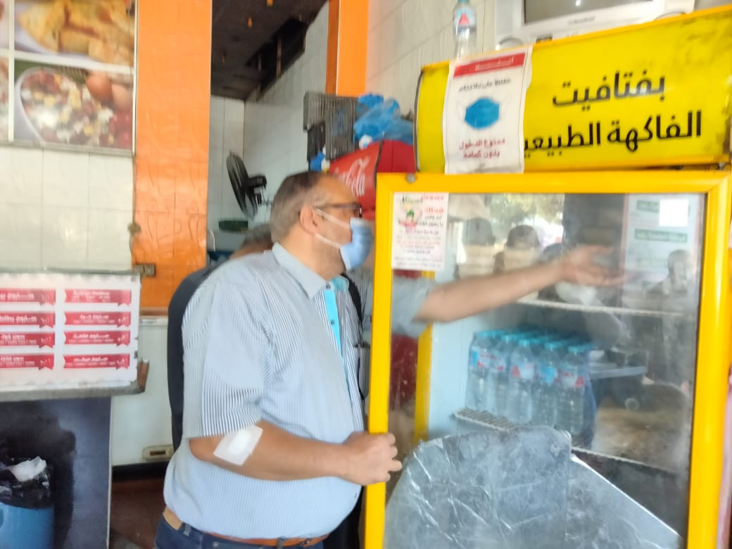 إغلاق محال مخالفة لإجراءات كورونا بالإسكندرية