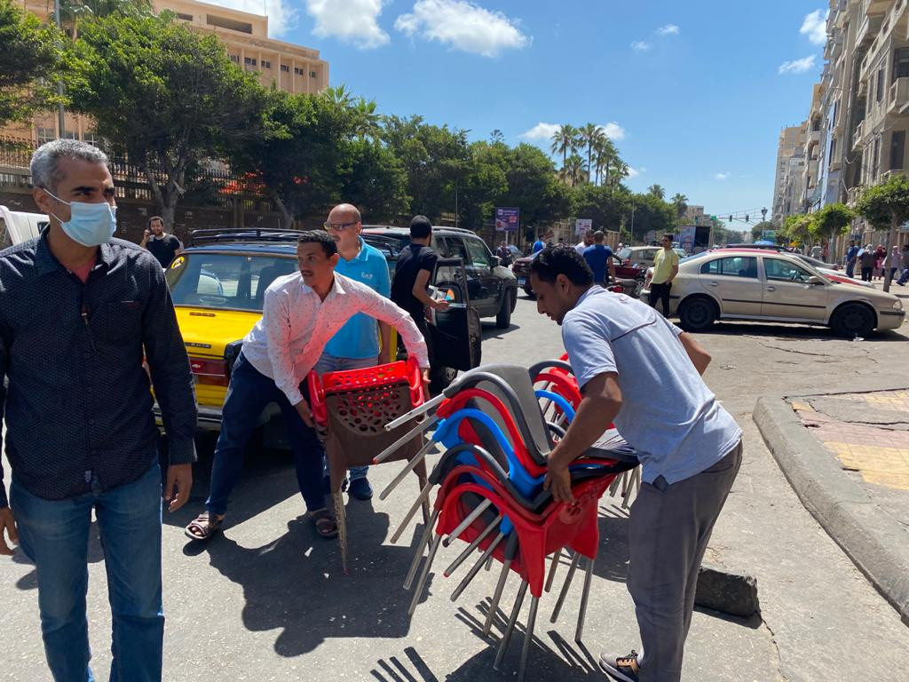 إغلاق محال مخالفة لإجراءات كورونا بالإسكندرية