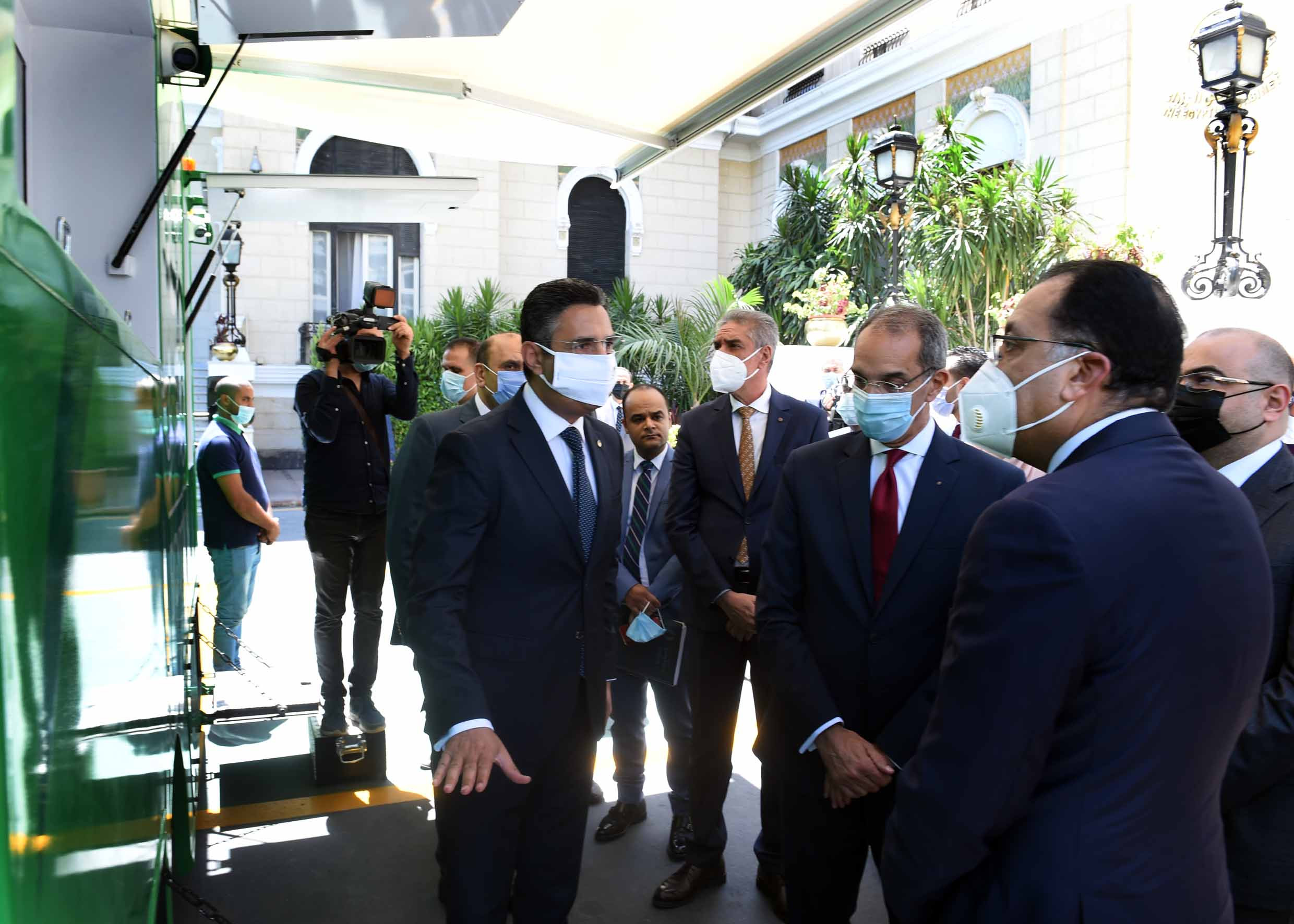 مدبولى يشيد بتجربة سيارات البريد