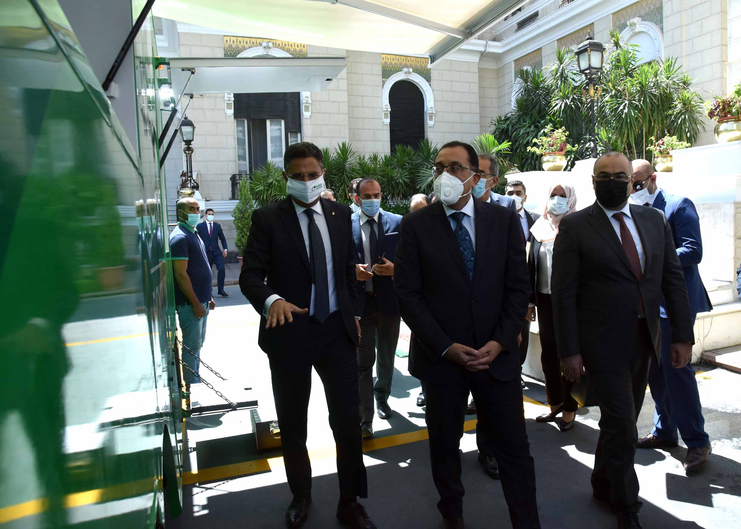 مدبولى يشيد بتجربة سيارات البريد