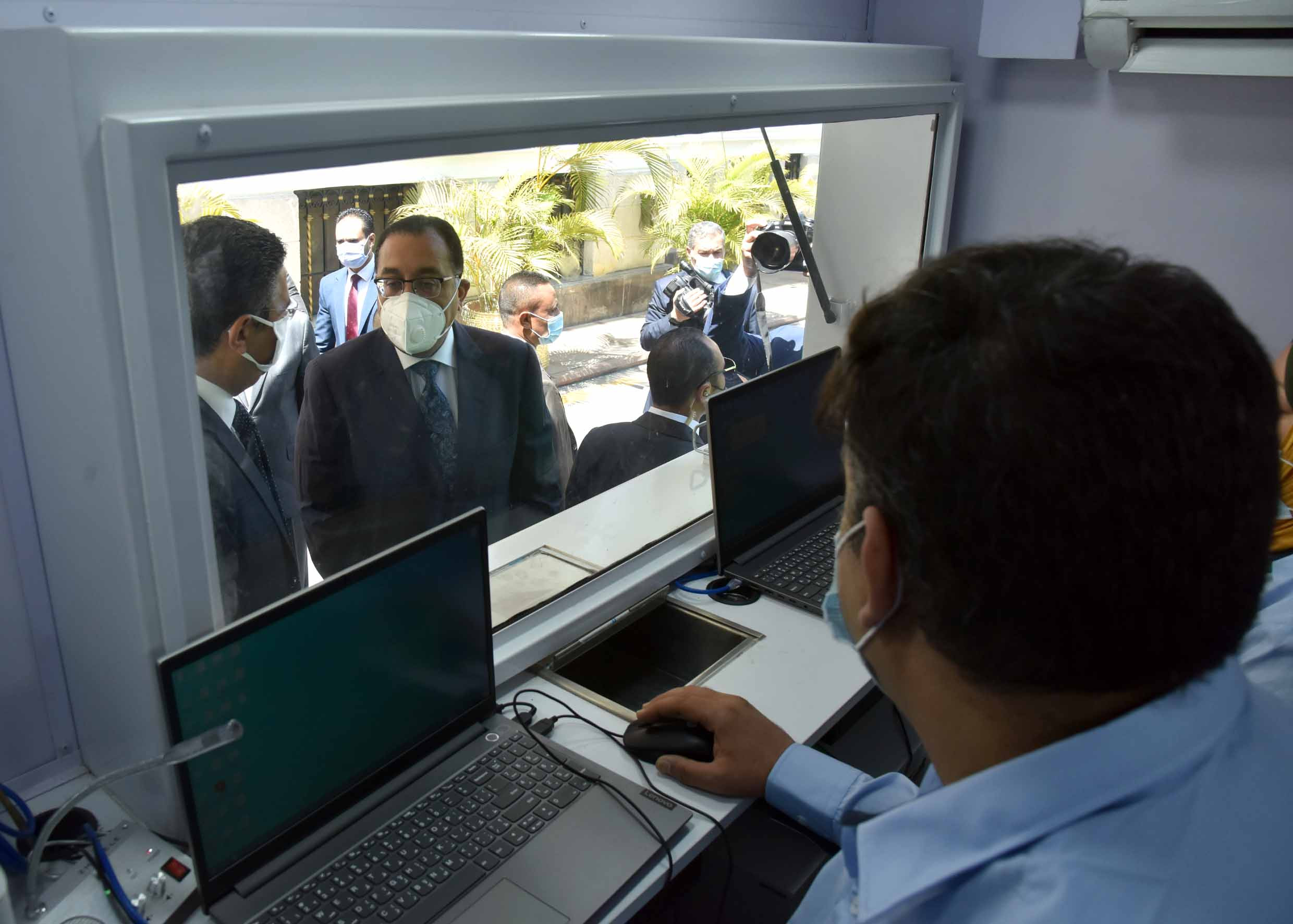 مدبولى يشيد بتجربة سيارات البريد