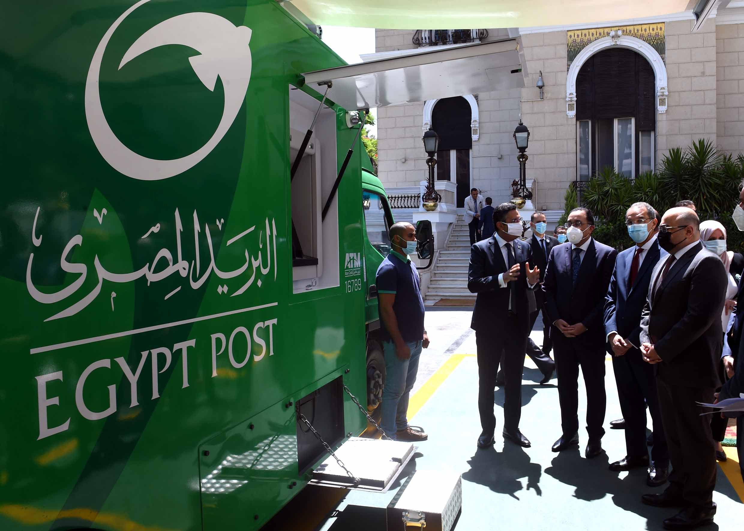 مدبولى يشيد بتجربة سيارات البريد
