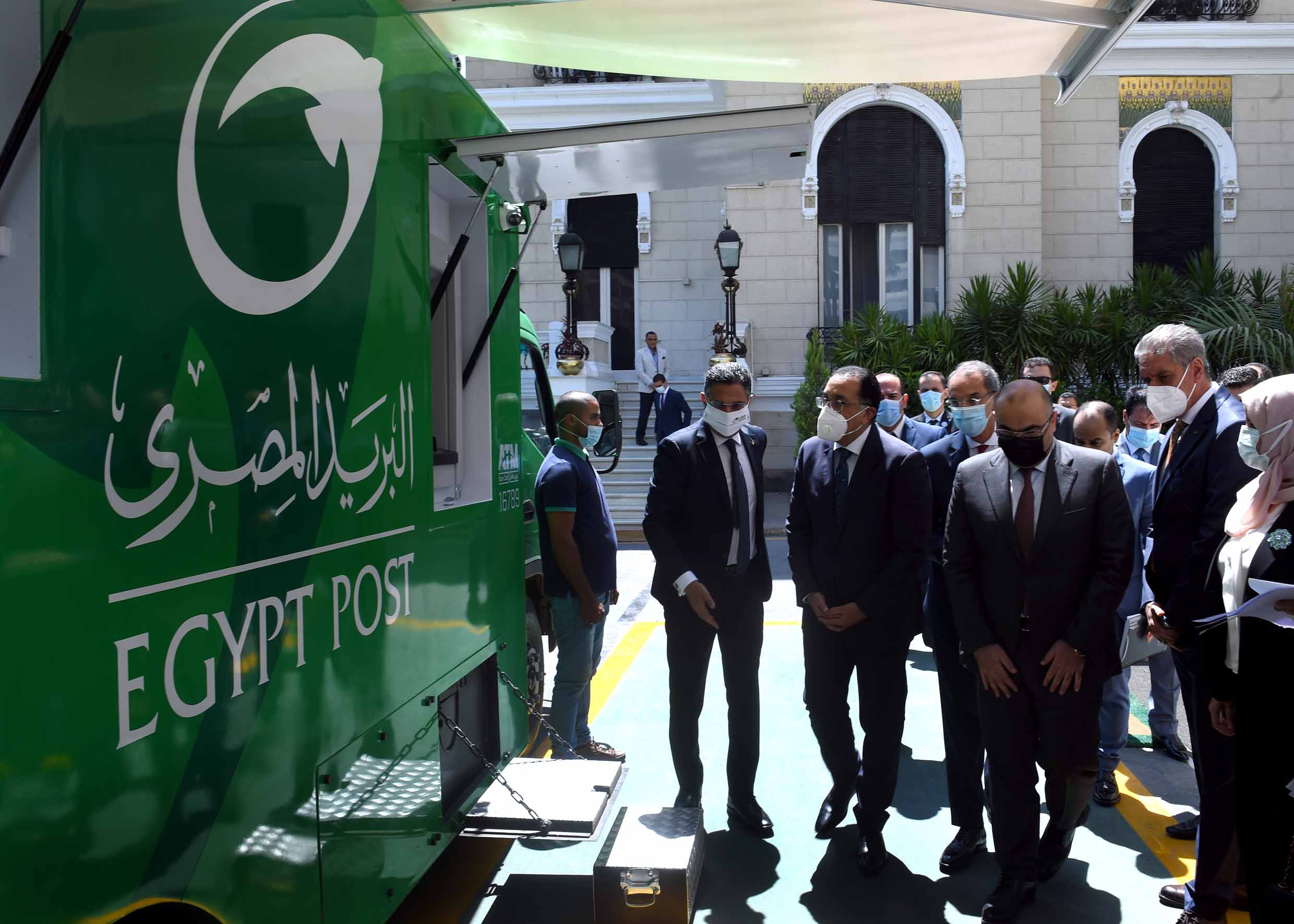 مدبولى يشيد بتجربة سيارات البريد