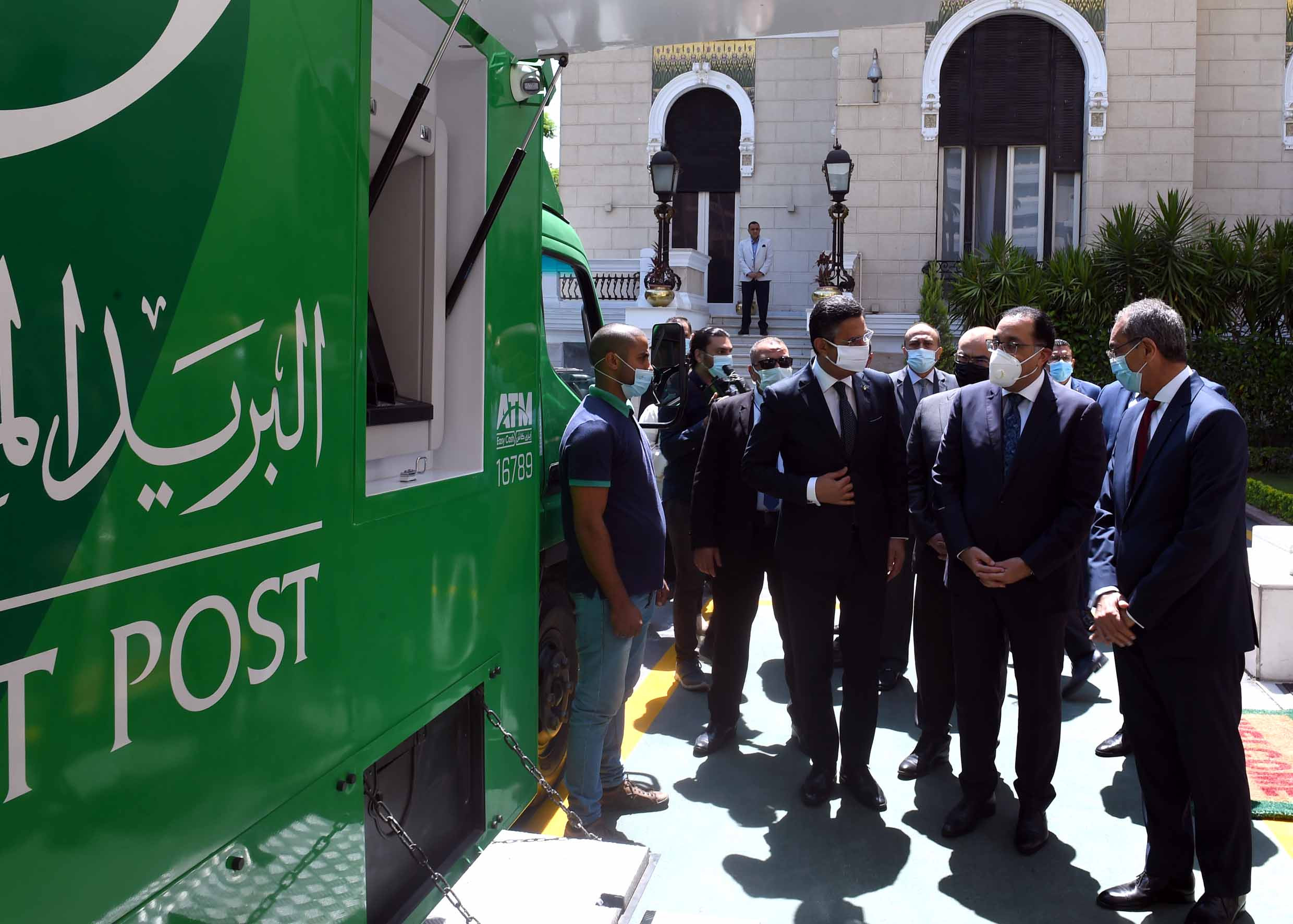 مدبولى يشيد بتجربة سيارات البريد