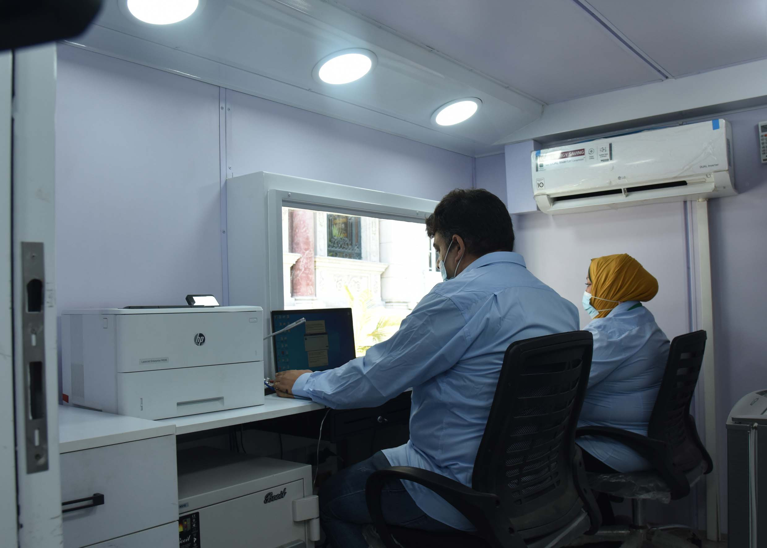 مدبولى يشيد بتجربة سيارات البريد