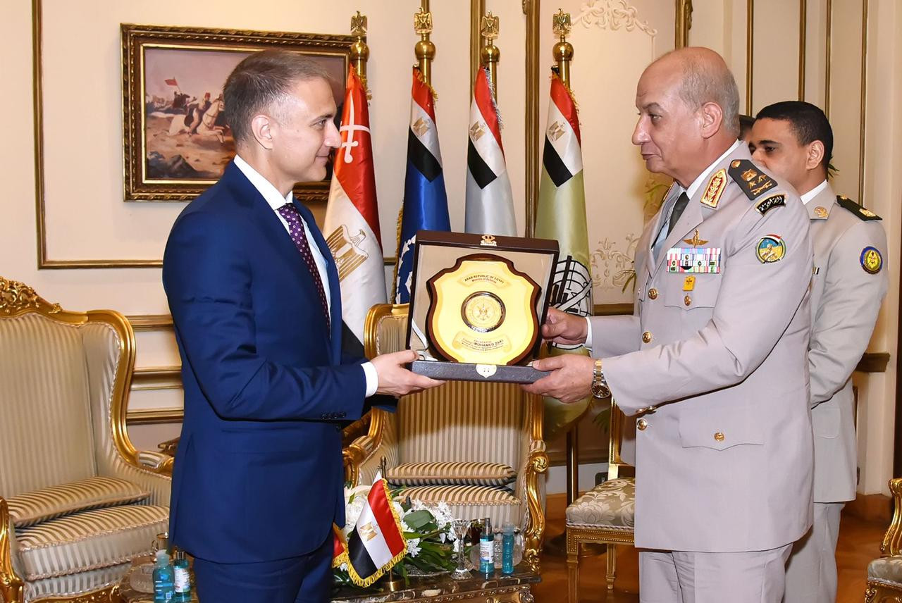 وزير الدفاع ونظيره الصربى
