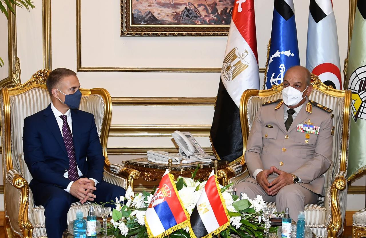 وزير الدفاع ونظيره الصربى