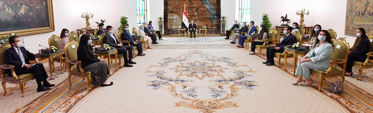 السيسى يلتقى وفدا من الشباب اليونانى والقبرصى