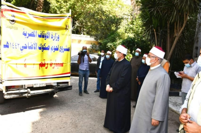 وزير الأوقاف يشهد انطلاق أول قافلة لتوزيع لحوم صكوك الأضاحى