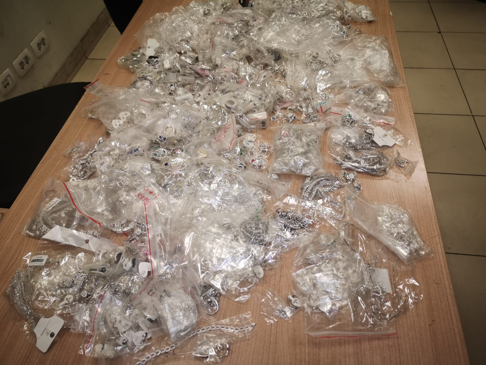 تهريب مشغولات فضية بالمطار
